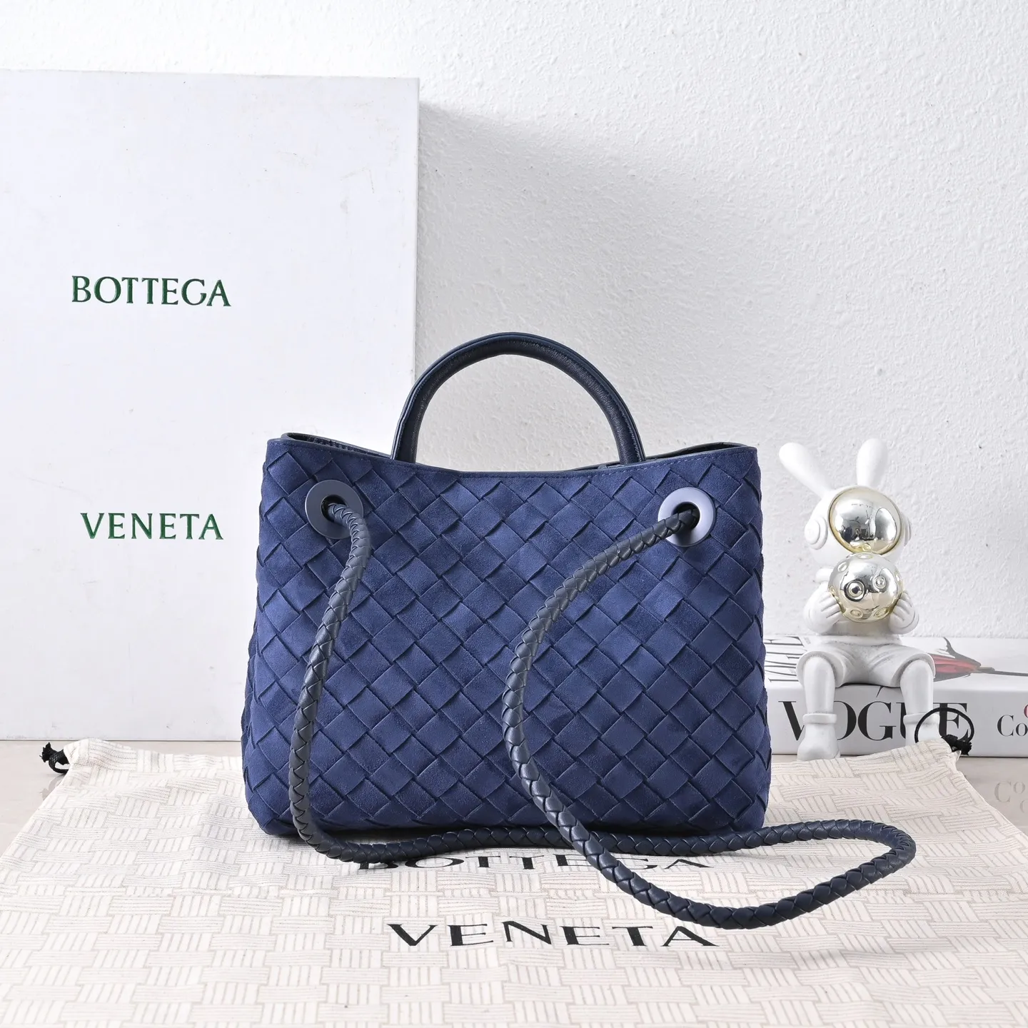 Batch 1960 #BV new suede Andiamo 🎈 Warm deerskin Andiamo for autumn and winter is here🍂 Made of cashmere calf deerskin, the touch is softer and more delicate, and the overall body is very full and high-end! The shoulder strap has a sliding metal knot buckle that can be adjusted at will. It can be carried on the shoulder/handheld/cross-body in various ways. The bag has a large capacity and is suitable for commuting/daily use/traveling. This bag is divided into small/medium/large sizes. There is always one that suits you. Then take me with you🎀🎀 Dimensions: 25x22x10.5 Model: 7463